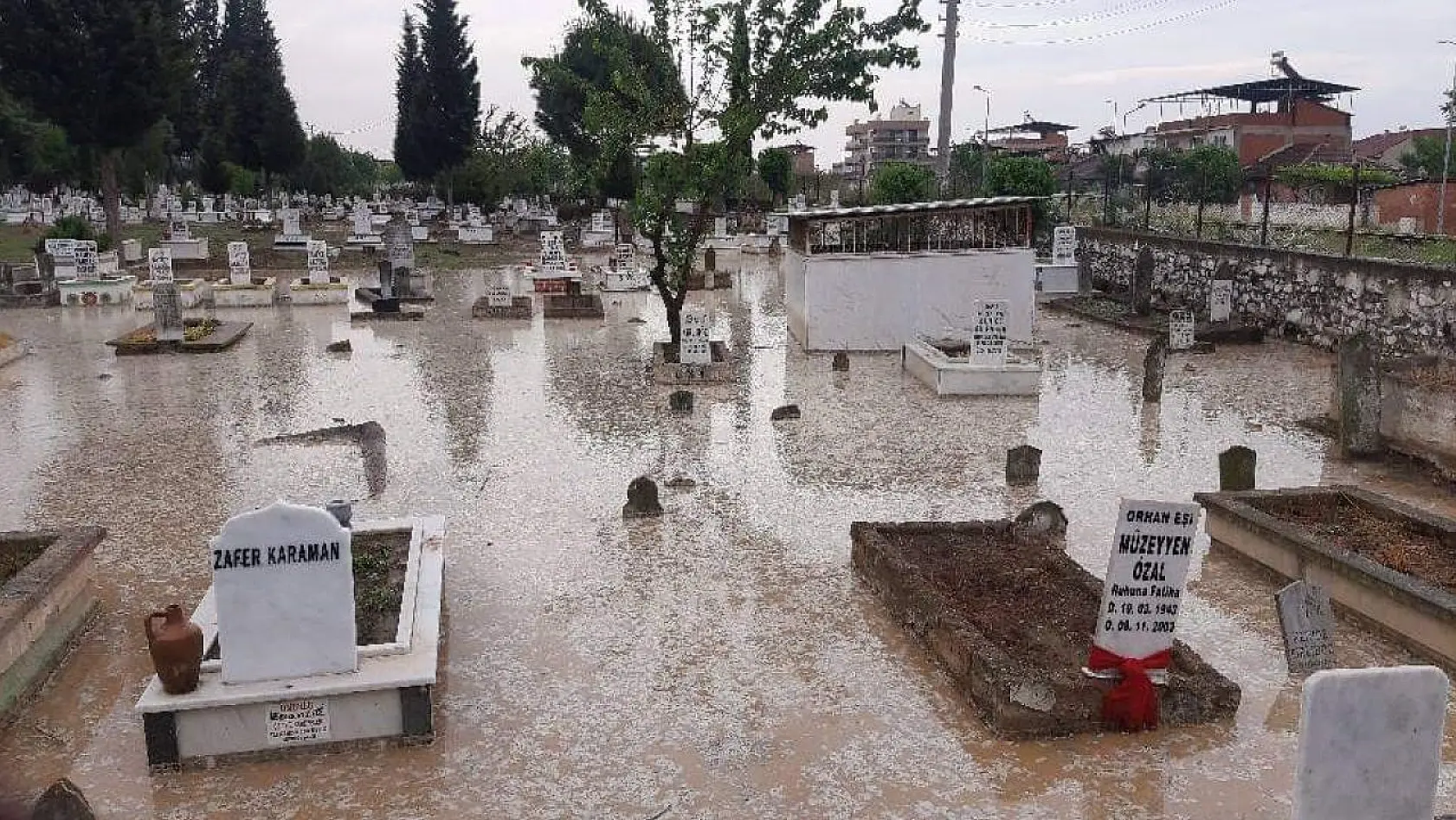 Aydın'daki sağanak yağış mezarlığı su içerisinde bıraktı