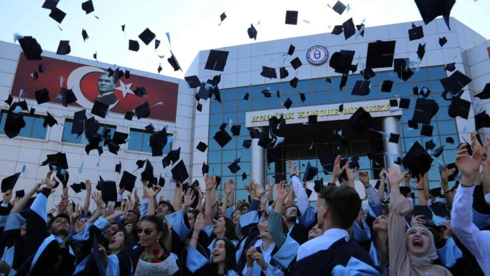 Aydın MYO'da öğrencilerin mezuniyet sevinci