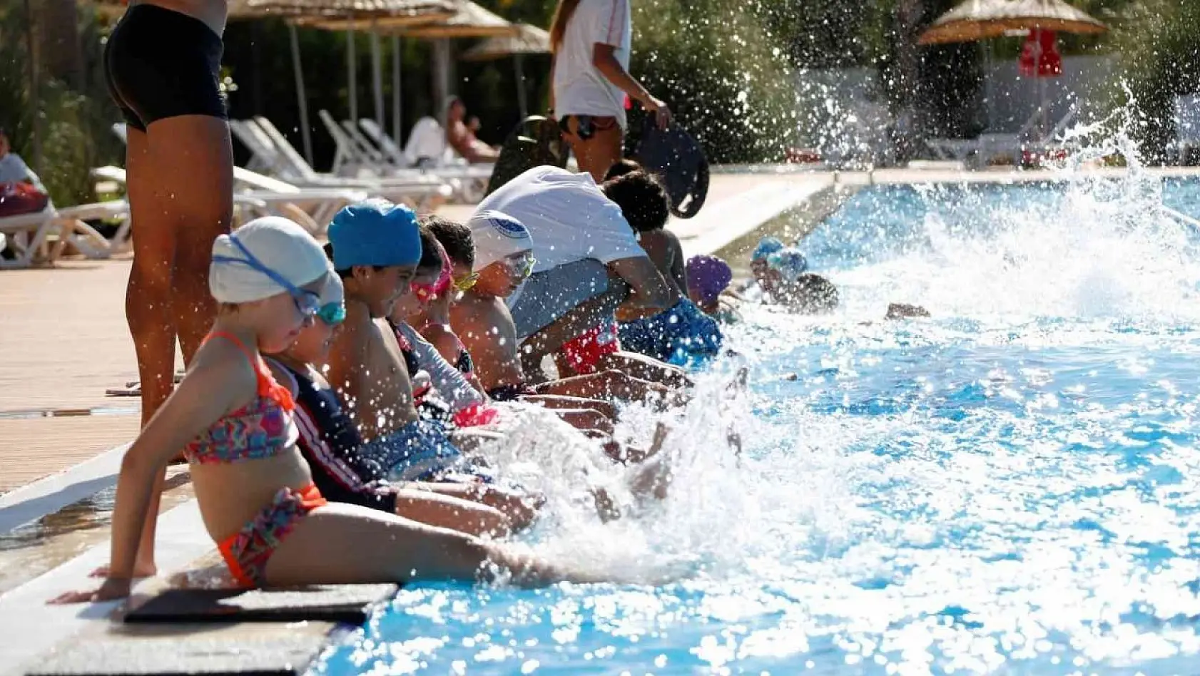 Aydınlı çocuklar Atatürk Spor Kompleksi'nde yüzme öğreniyor