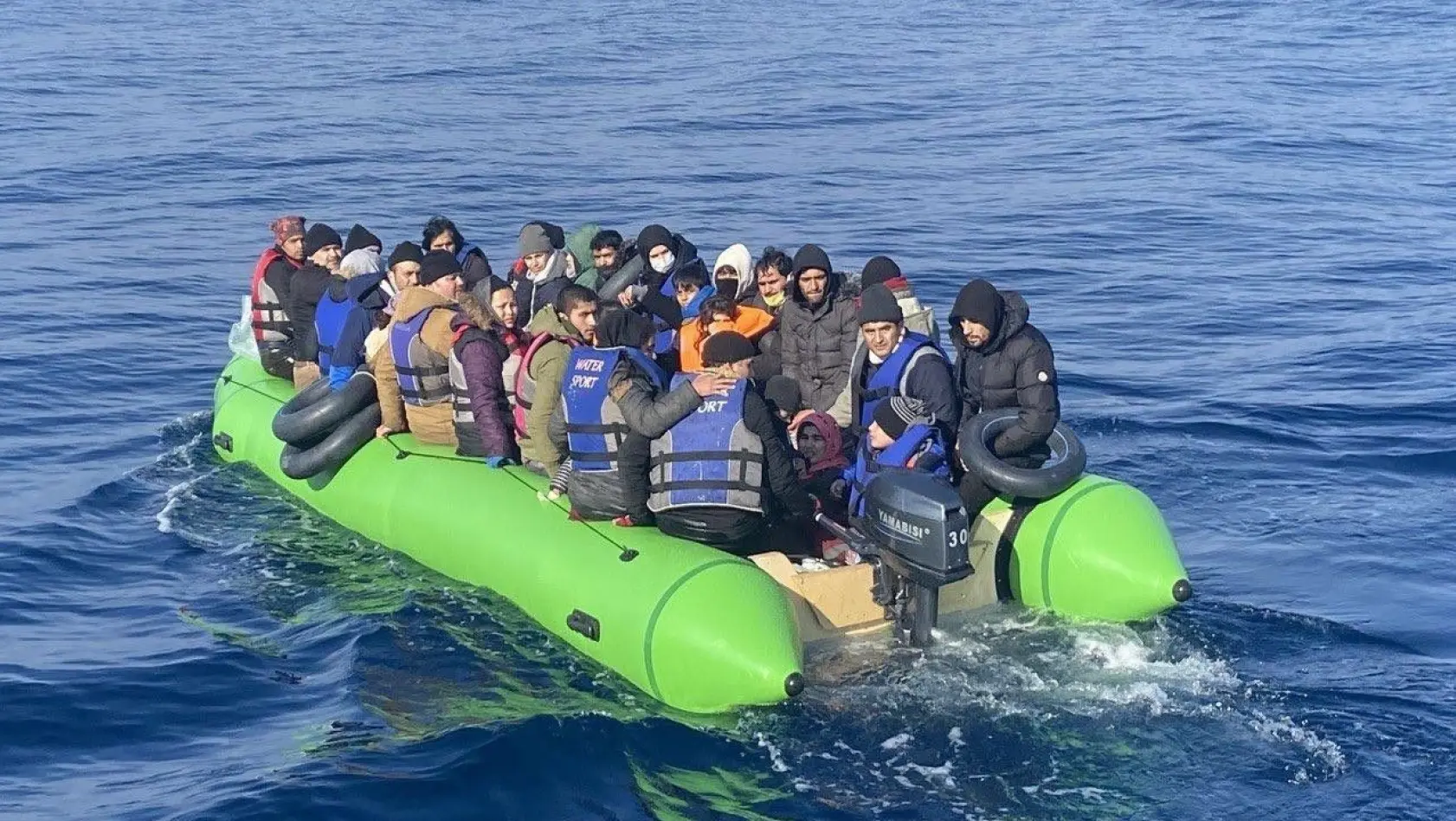 Ayvacık açıklarında 52 kaçak göçmen yakalandı