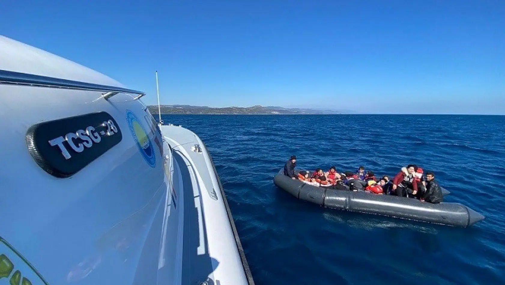 Ayvacık açıklarında Yunan unsurlarınca ölüme terk edilen 19 göçmen kurtarıldı