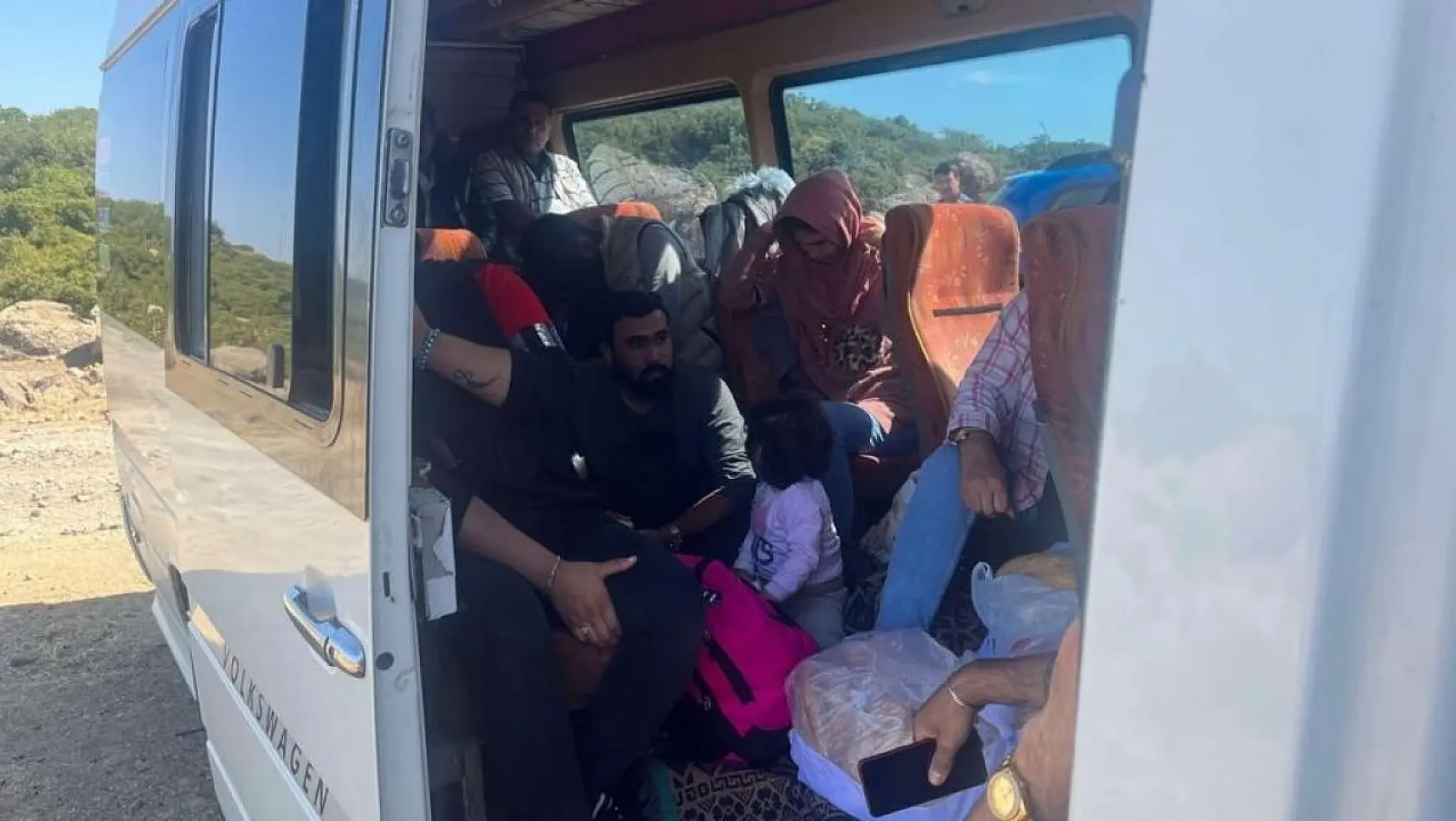Ayvacık'ta 19 kaçak göçmen ile 1 göçmen kaçakçısı yakalandı