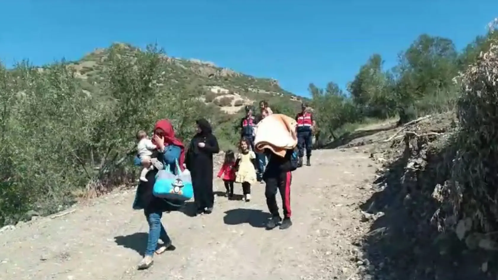 Ayvacık'ta 42 kaçak göçmen yakalandı