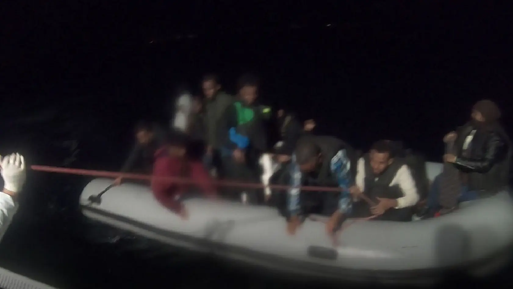 Ayvalık açıklarında 17 düzensiz göçmen kurtarıldı
