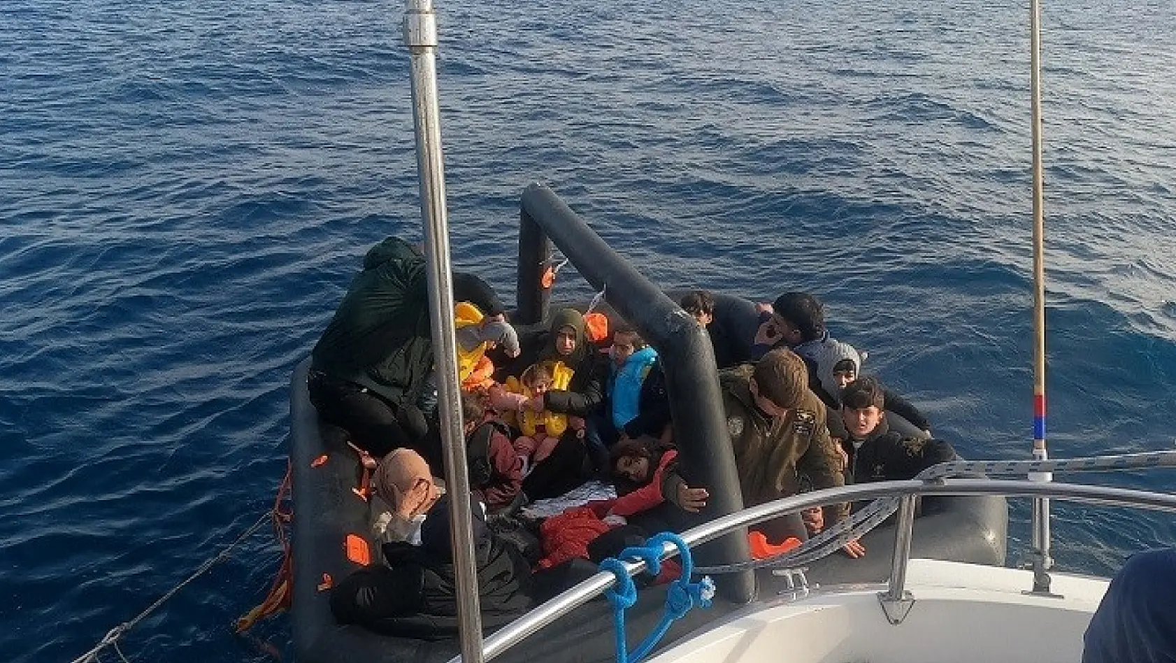 Ayvalık açıklarında 27'si çocuk 40 düzensiz göçmen kurtarıldı