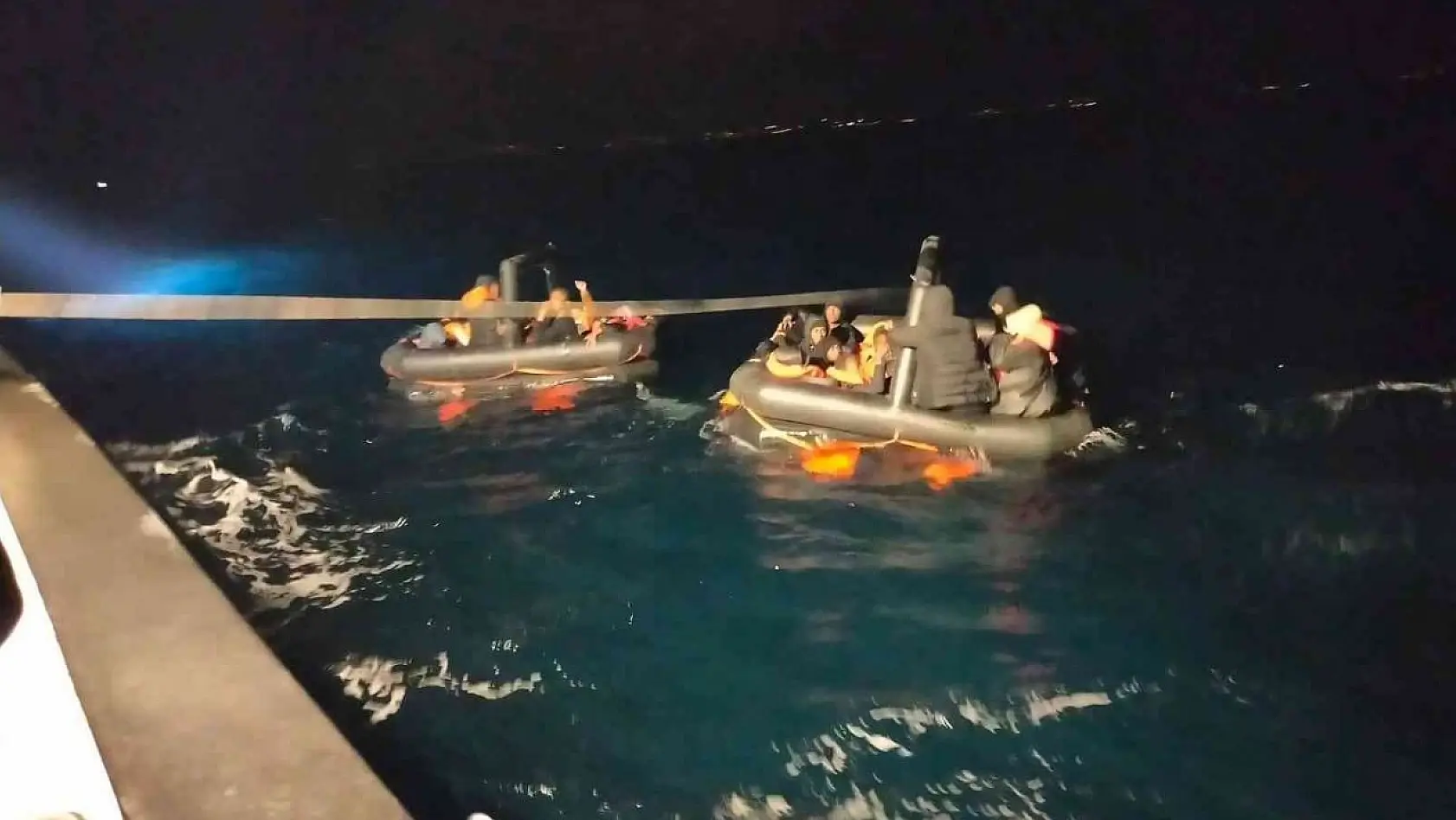 Ayvalık açıklarında 40 düzensiz göçmen kurtarıldı