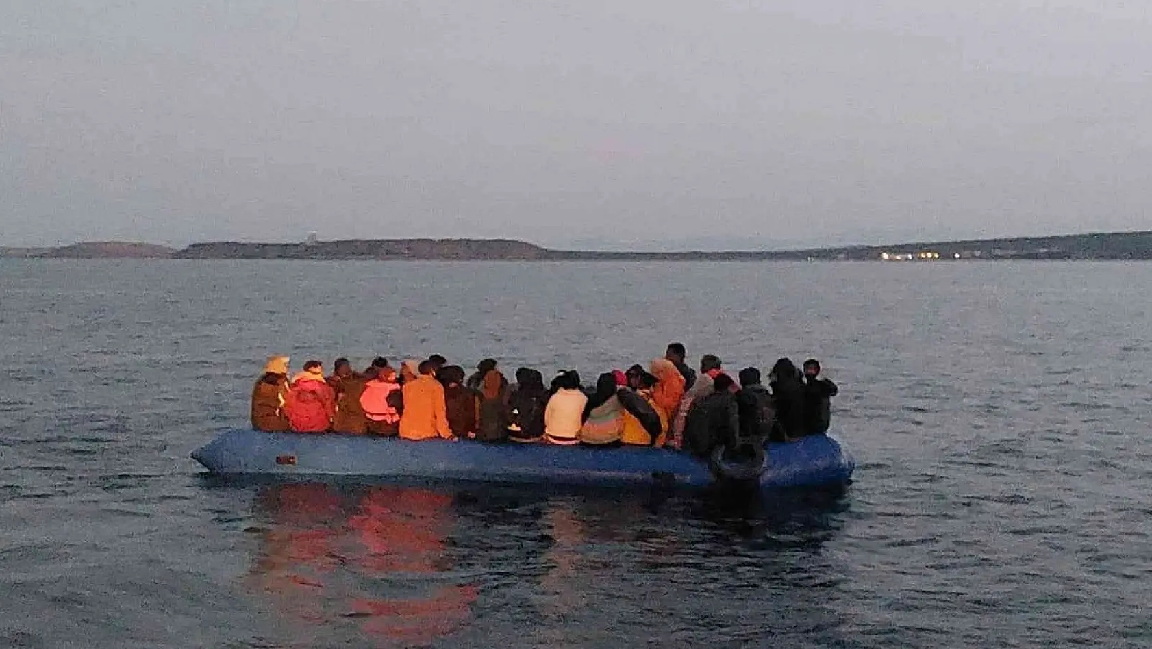Ayvalık açıklarında 54 düzensiz göçmen kurtarıldı