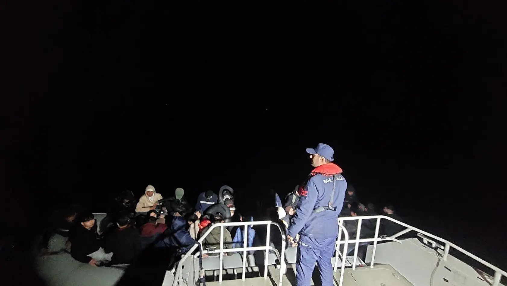 Ayvalık açıklarında 60 düzensiz göçmen yakalandı