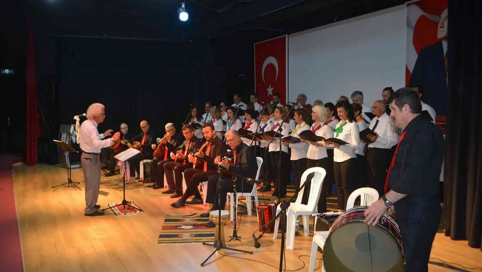 Ayvalık'ta 'Türkülerle Türkiye'm Bahar Konseri' coşturdu