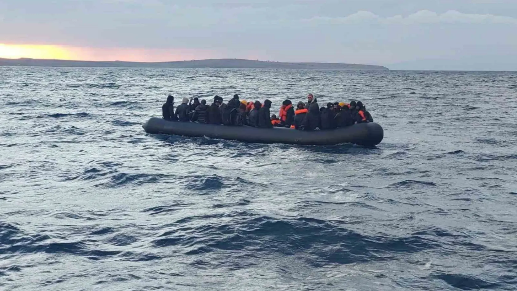 Ayvalık'ta 47 göçmen Sahil Güvenlik'ten kaçamadı