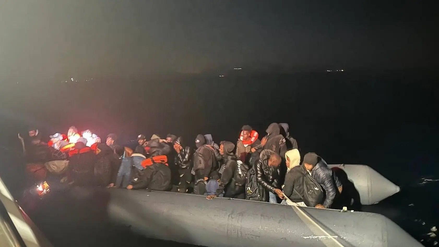 Ayvalık'ta 56 göçmen kurtarıldı