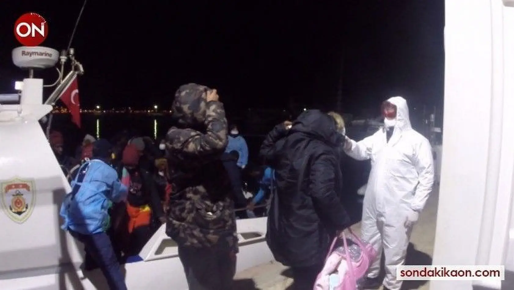 Ayvalık'ta batmak üzere olan lastik bottaki 36 göçmen kurtarıldı
