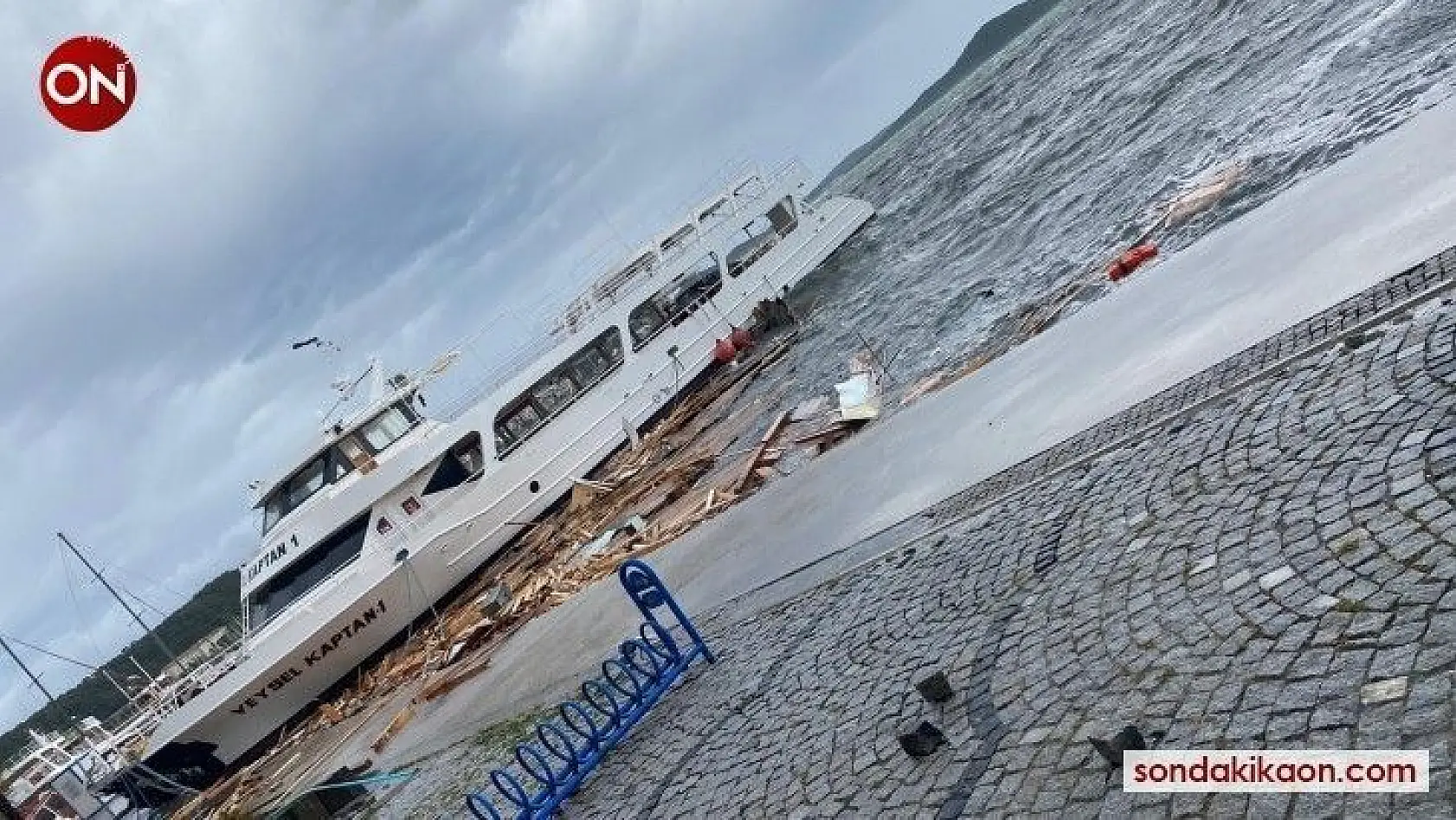Ayvalık'ta fırtına onlarca tekneyi batırdı, bir kişi batan tekneden denize böyle düştü