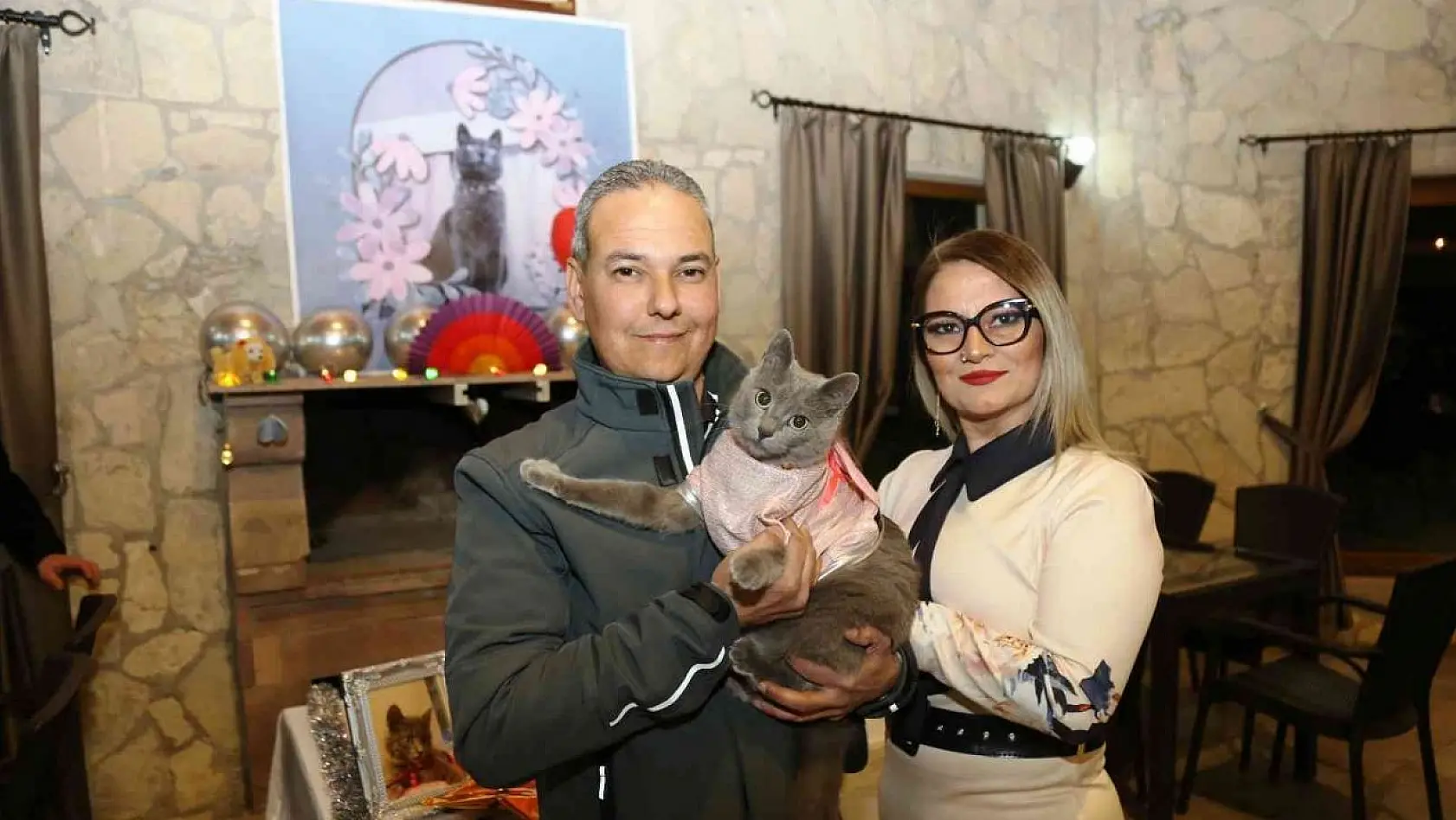 Ayvalık'ta şanslı kedi Gümüş'e 5. doğum günü partisi