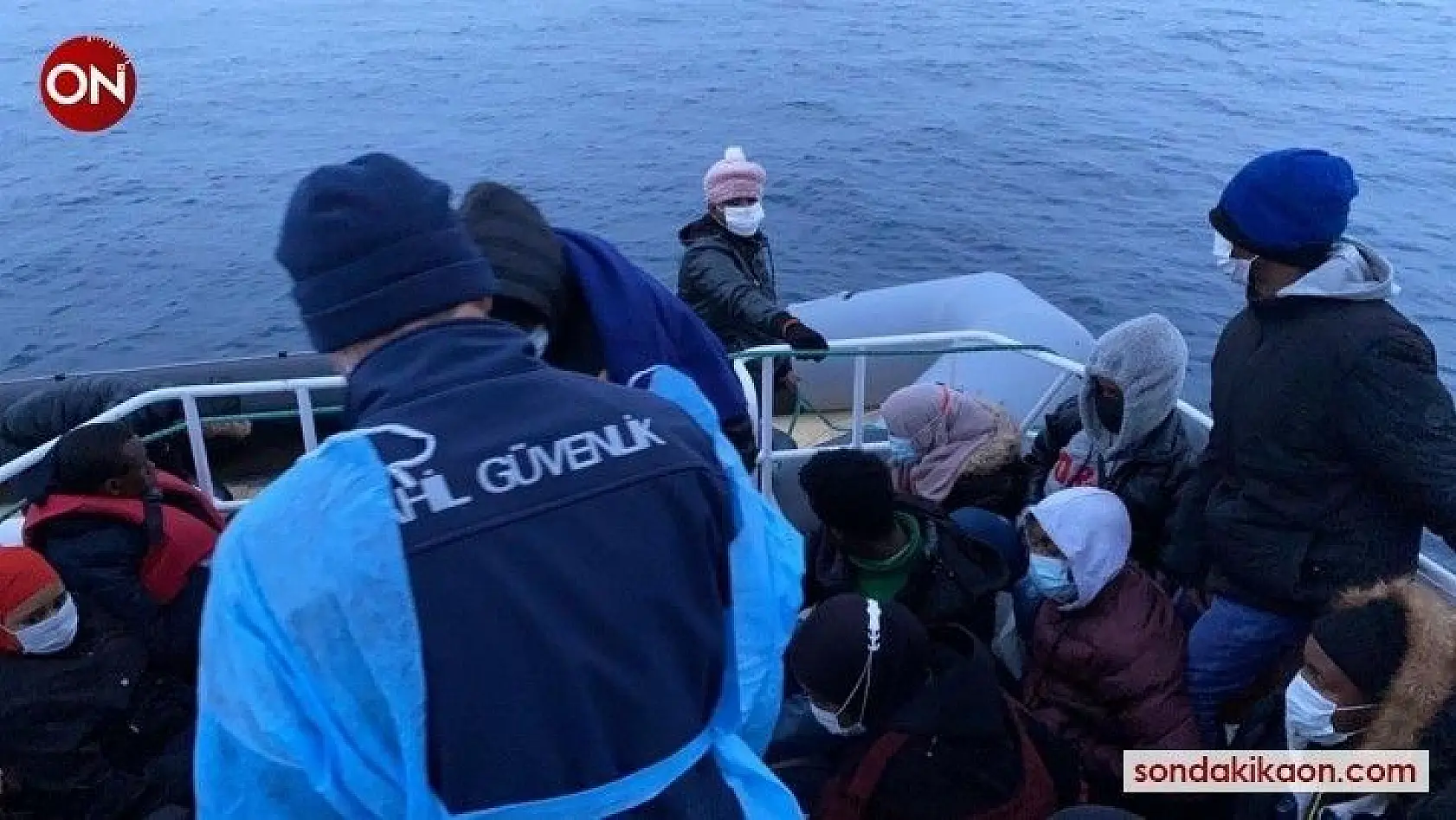 Ayvalık'ta Türk kara sularına itilen 30 Afrikalı mülteci kurtarıldı