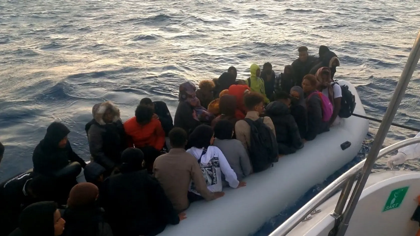 Ayvalık'ta Türk karasularına itilen 51 göçmen kurtarıldı