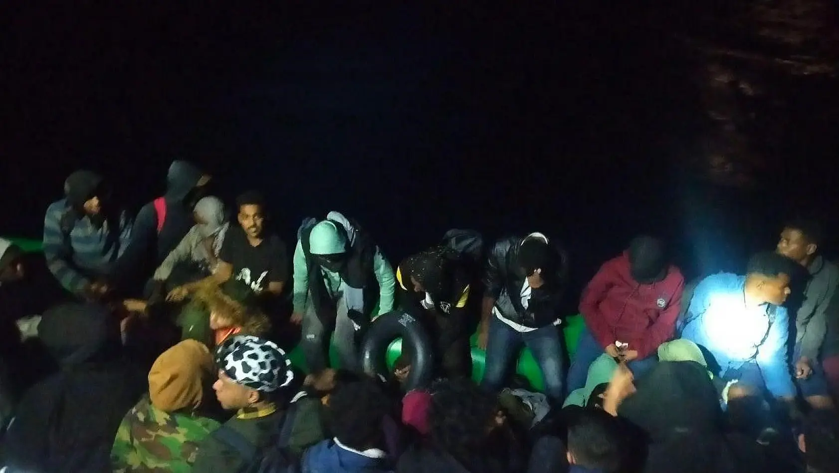 Ayvalık'ta Türk karasularına itilen 45 göçmen kurtarıldı