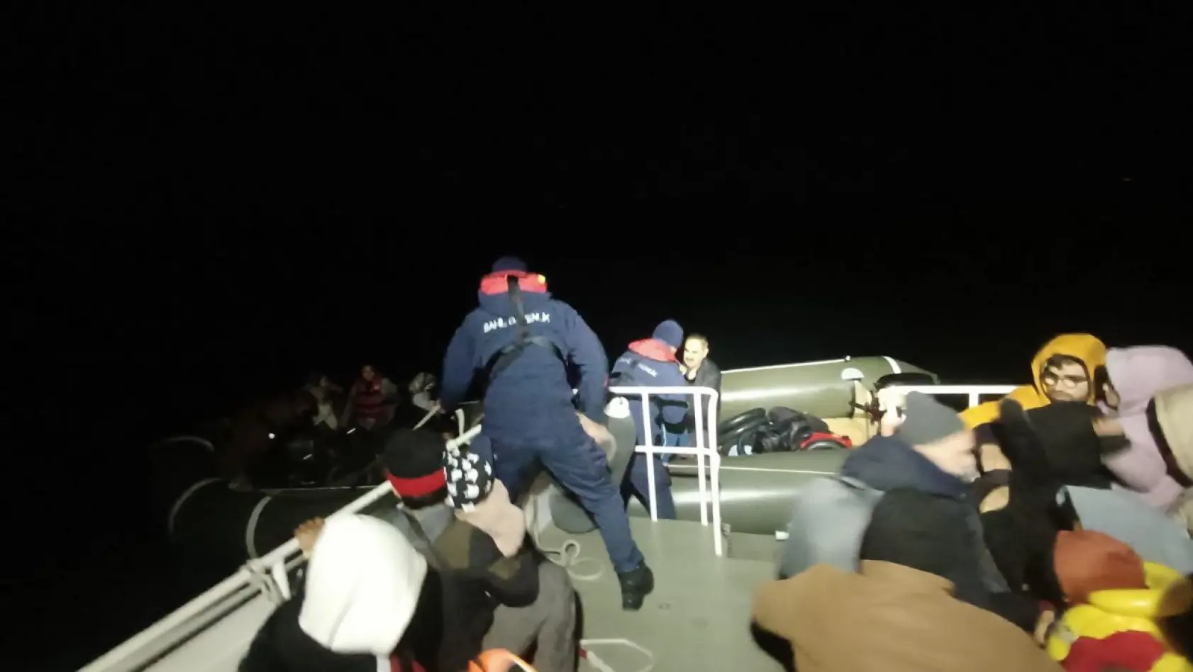 Ayvalık'ta Yunan unsurlarınca Türk karasularına itilen 42 göçmen kurtarıldı