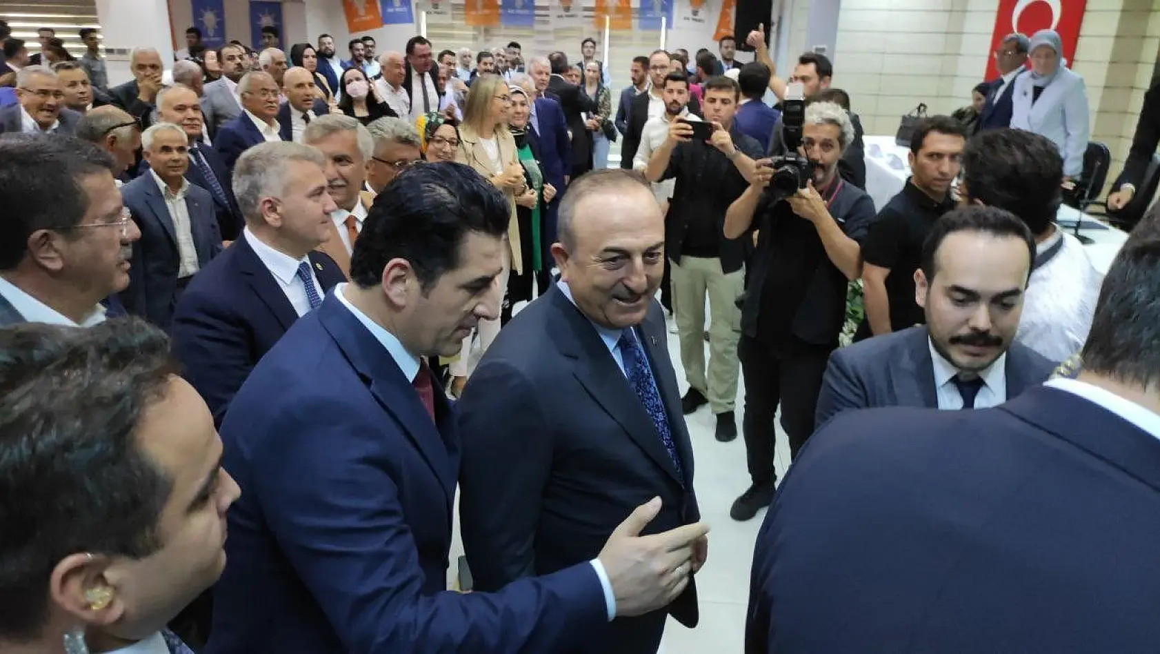 Bakan Çavuşoğlu: 'Yunanistan'ın silahlanmasına karşı elimiz kolumuz bağlı kalmaz'