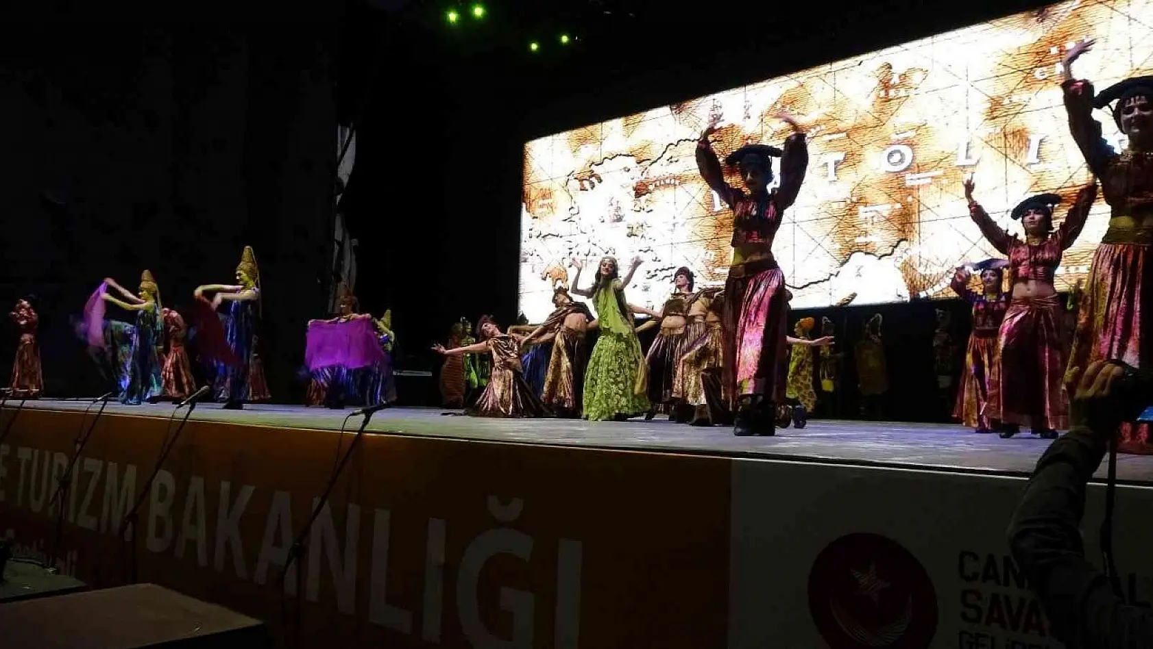Bakan Ersoy, Anadolu Ateşi Dans Grubu'nun 'Troya' gösterisini izledi