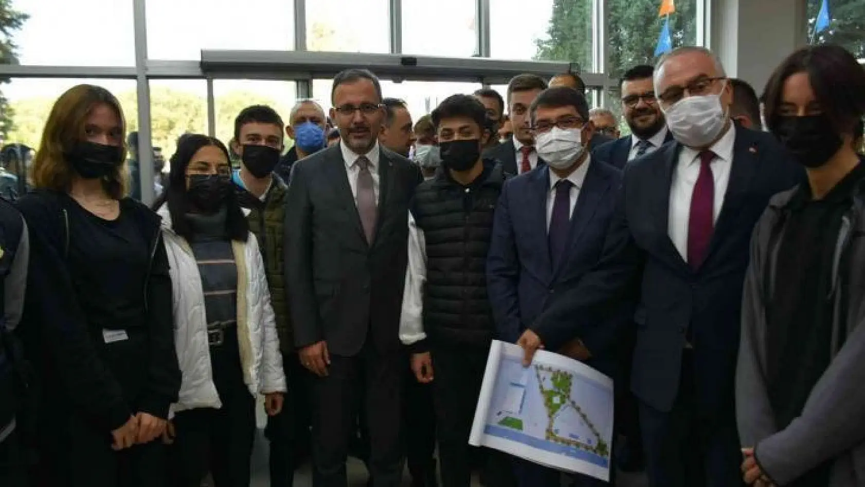 Bakan Kasapoğlu'ndan Şehzadeler'in Skate Park Projesi için destek sözü