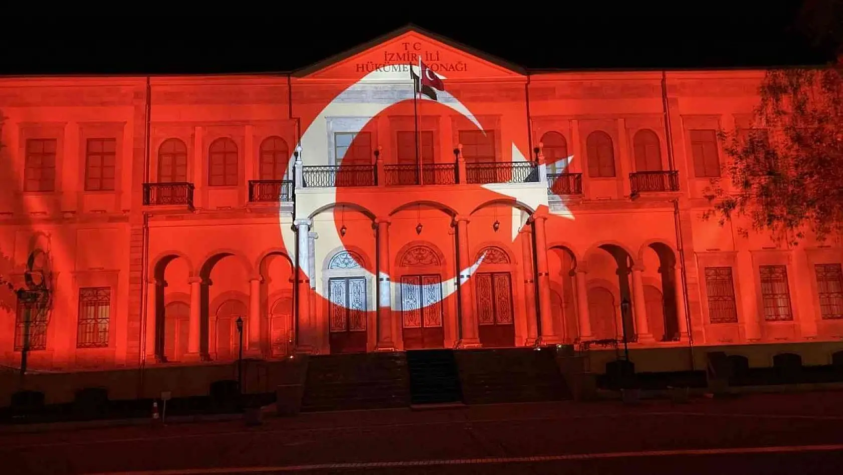Bakan Nebati, İzmir İktisat Kongresi'nin 100. yılına özel ışık gösterisini izledi