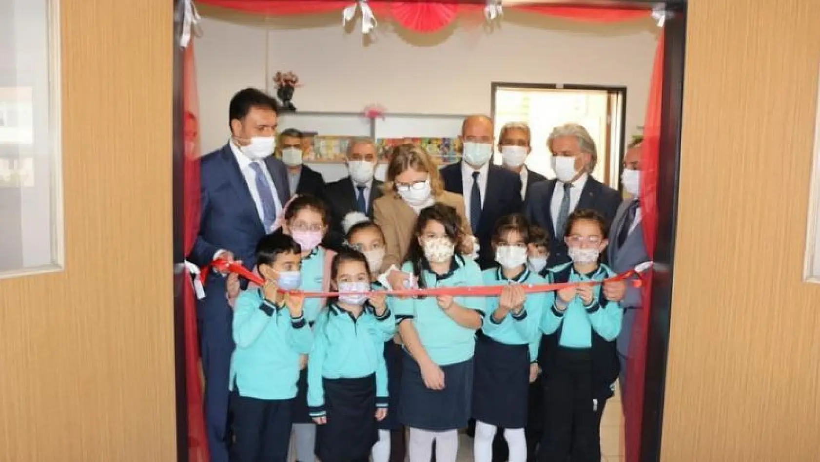 Bakan Yardımcısı Aşkar, İzmir'de kütüphane ve ana sınıfı açılışları gerçekleştirdi