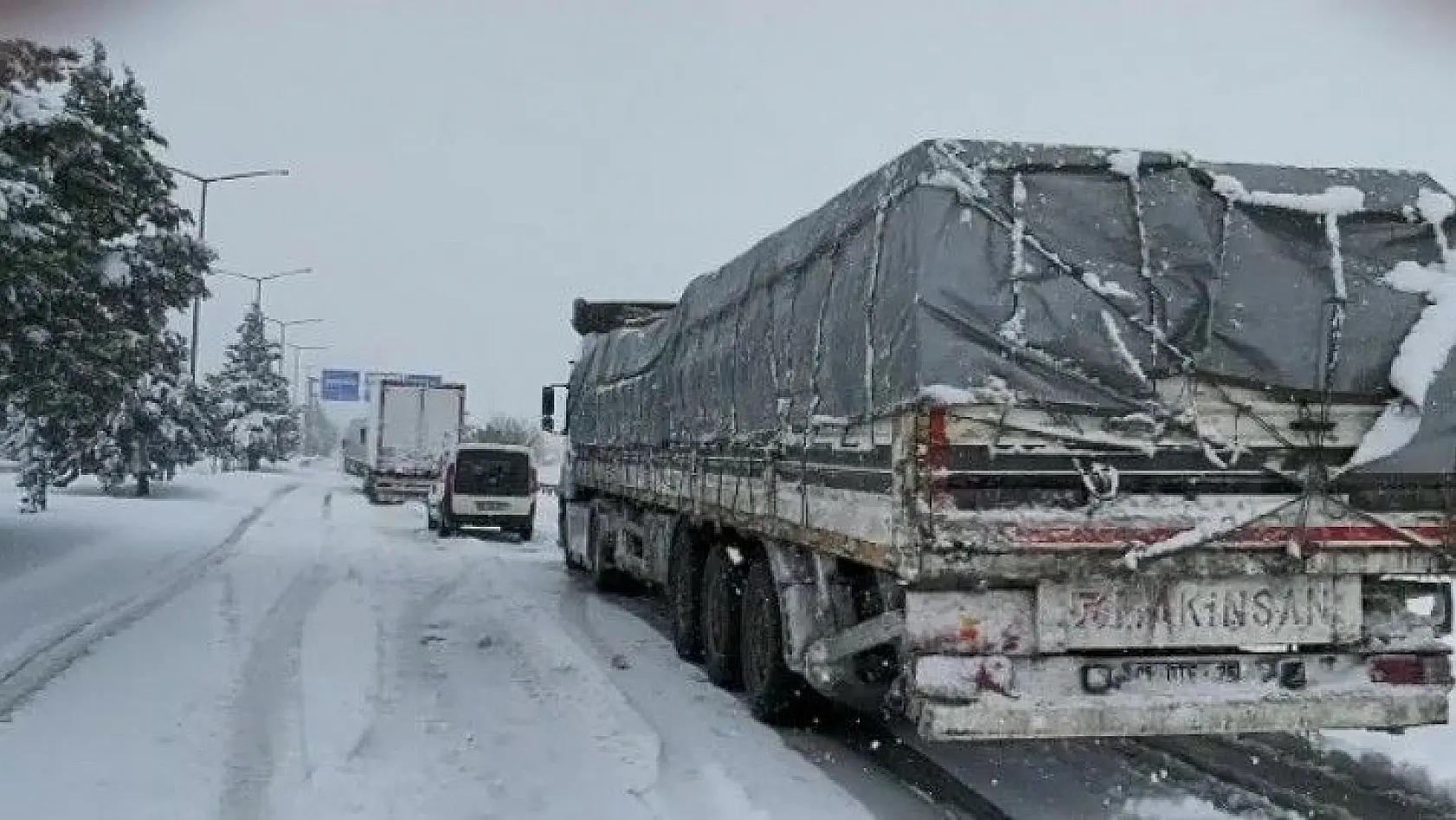 Balıkesir Bursa karayolu kar sebebiyle kapandı...Yüzlerce araç yolda kaldı