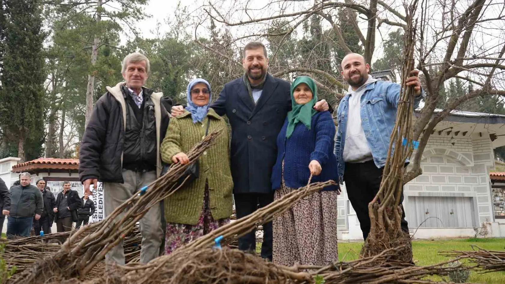 Balıkesir Büyükşehir'den Sındırgı'ya 16 bin ceviz ve badem fidanı