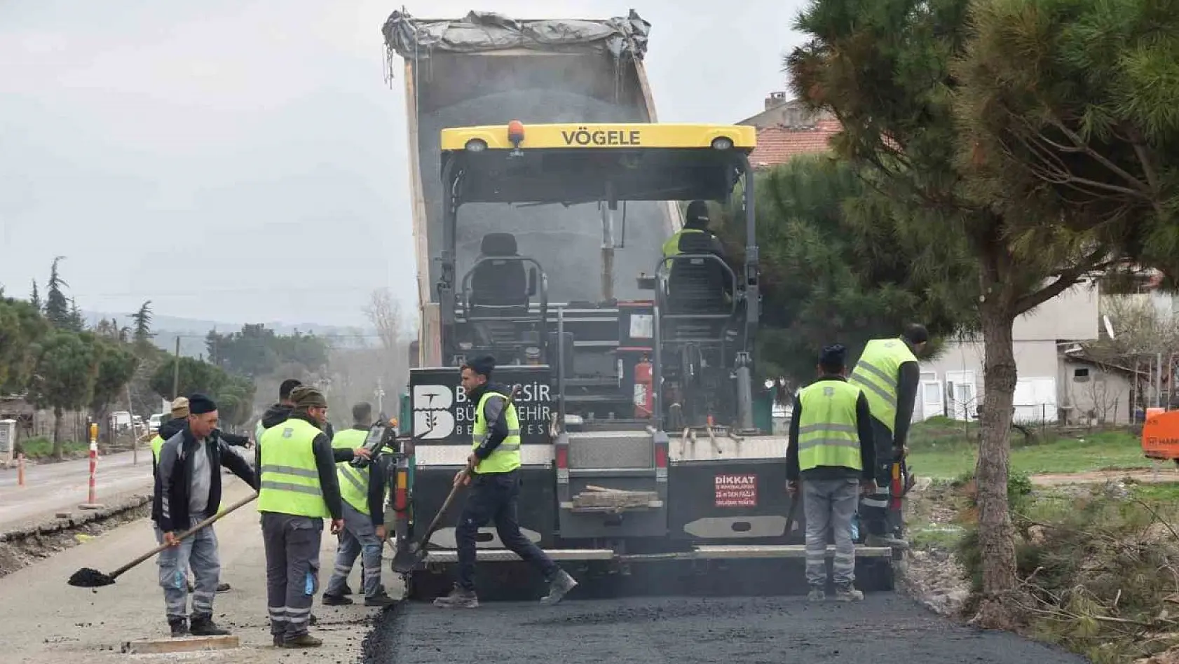 Balıkesir Büyükşehir'den Susurluk ve İvrindi'ye sıcak asfalt