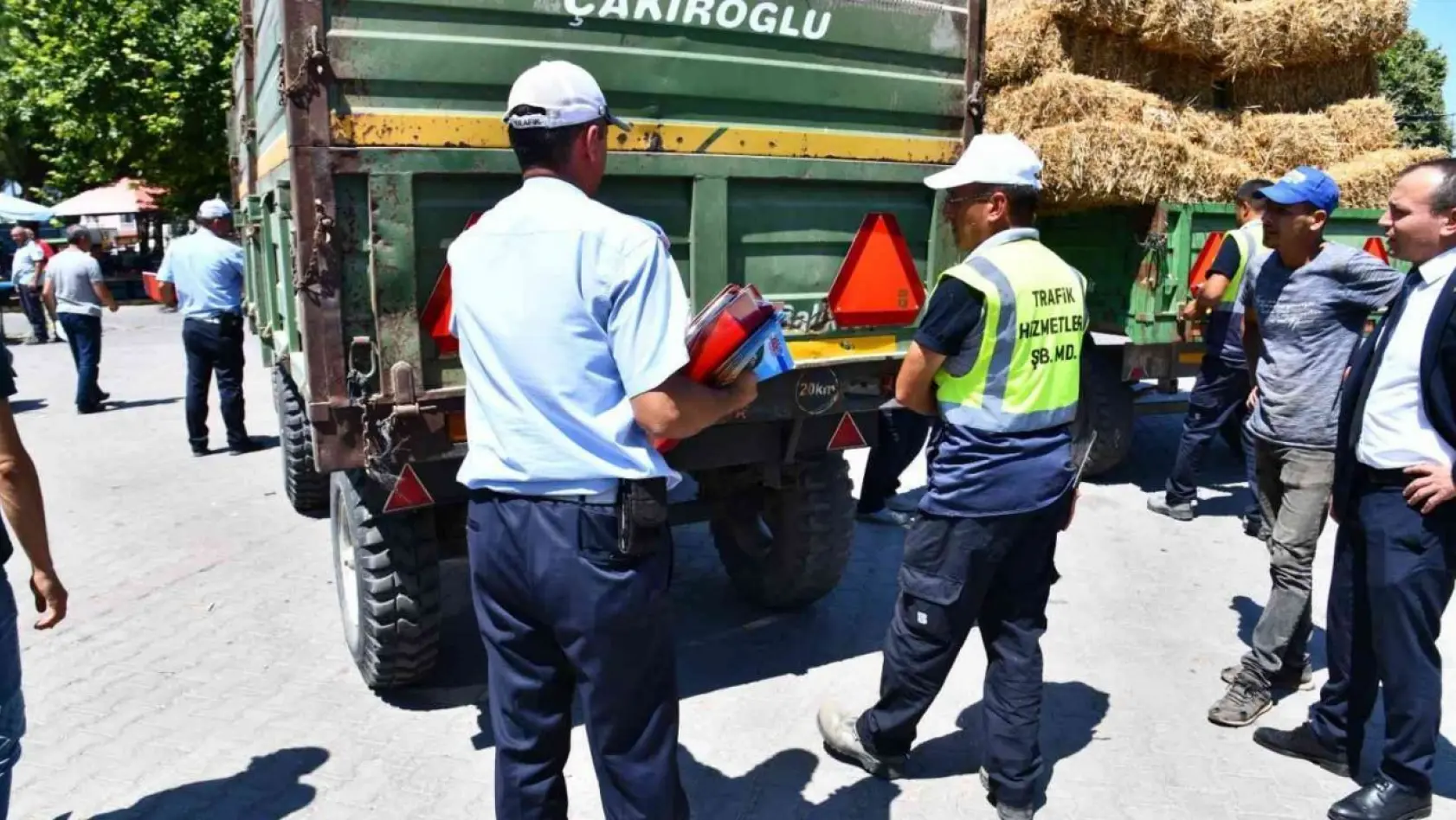 Balıkesir Büyükşehir'den traktör sahiplerine reflektör desteği