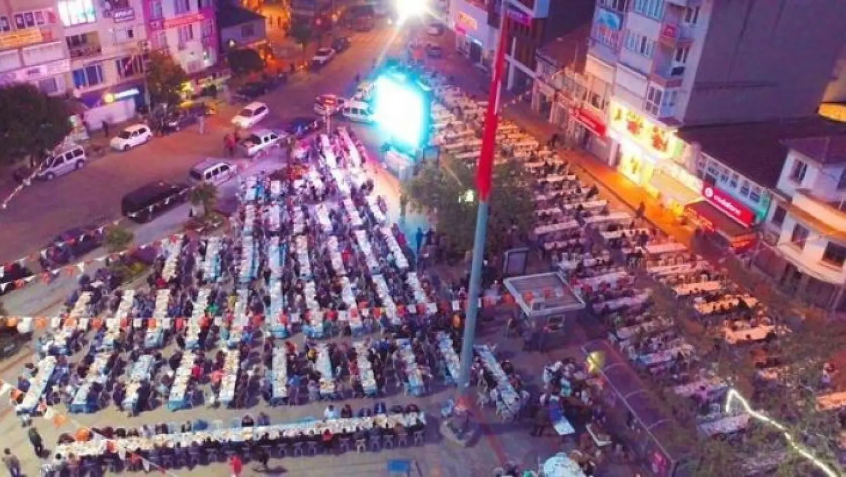 Balıkesir'de  4 bin kişilik sokak iftarı drone ile görüntülendi