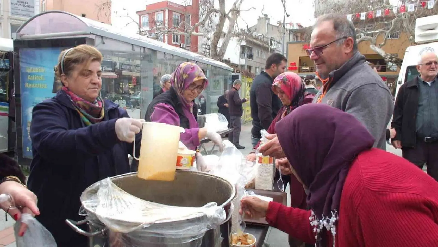 Balıkesir'de 2 bin kişiye zeytinyağlı çorba ikramı