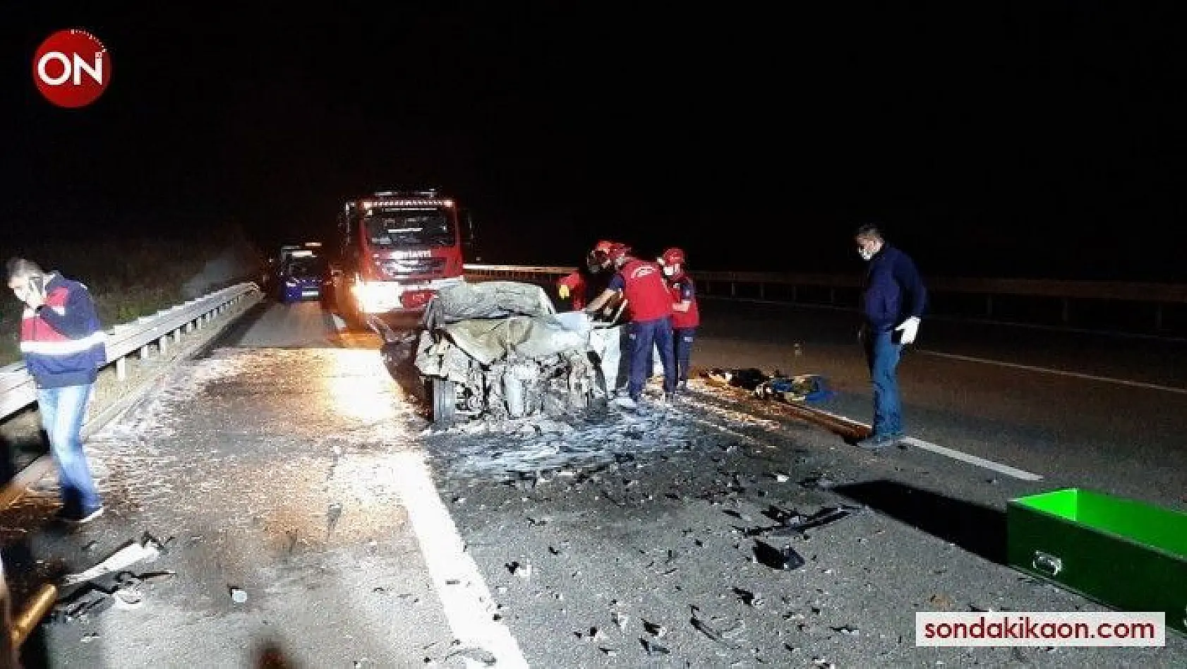Balıkesir'de 3 aracın karıştığı trafik kazasında 2 kişi hayatını kaybetti