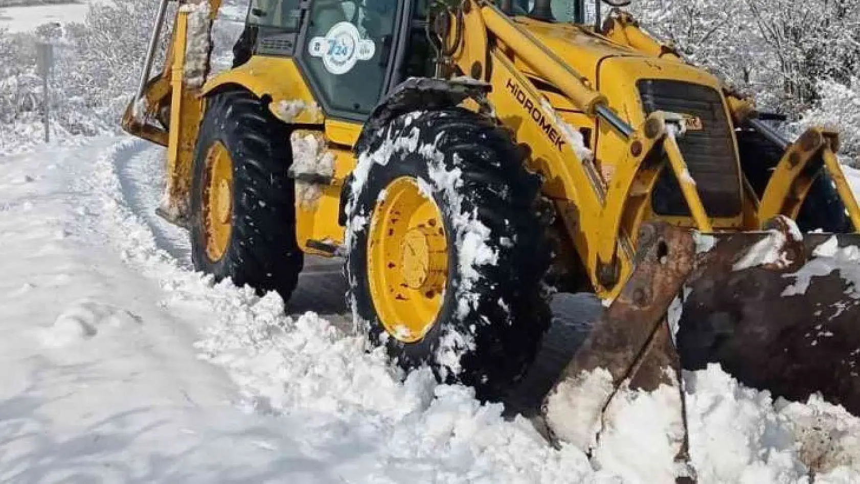Balıkesir'de 68 kırsal mahalle yolunda kar yağışı nedeniyle ulaşım sağlanamıyor.