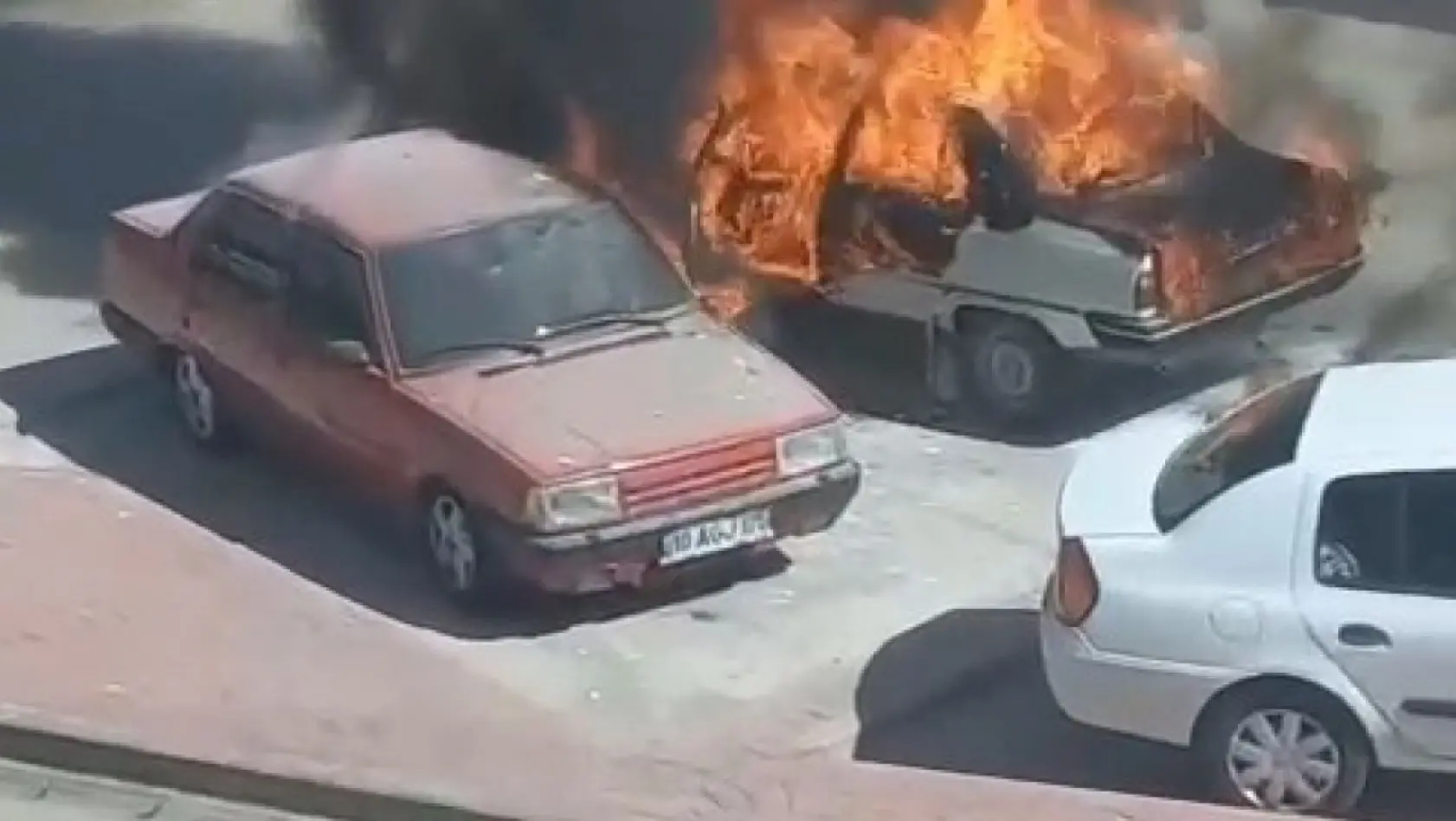 Balıkesir'de araç yangınları paniğe yol açtı