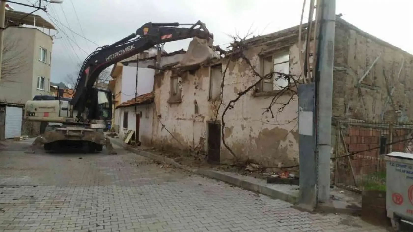 Balıkesir'de bin 150 metruk ev yıkıldı