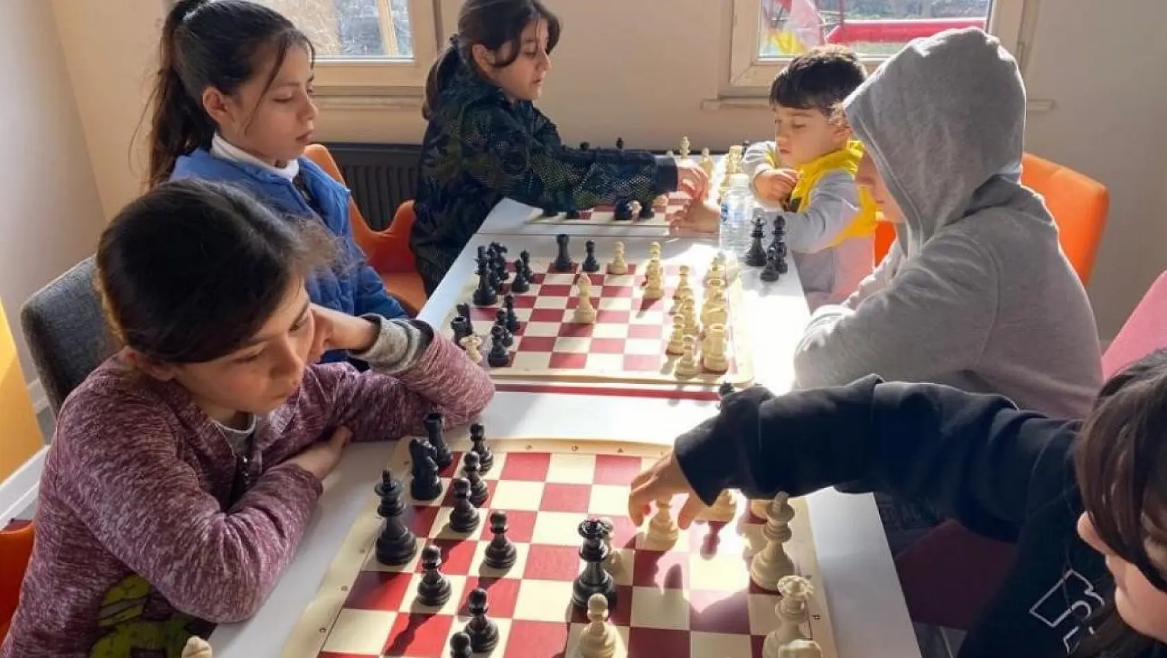 Balıkesir'de depremzede gençlere satranç eğitimi