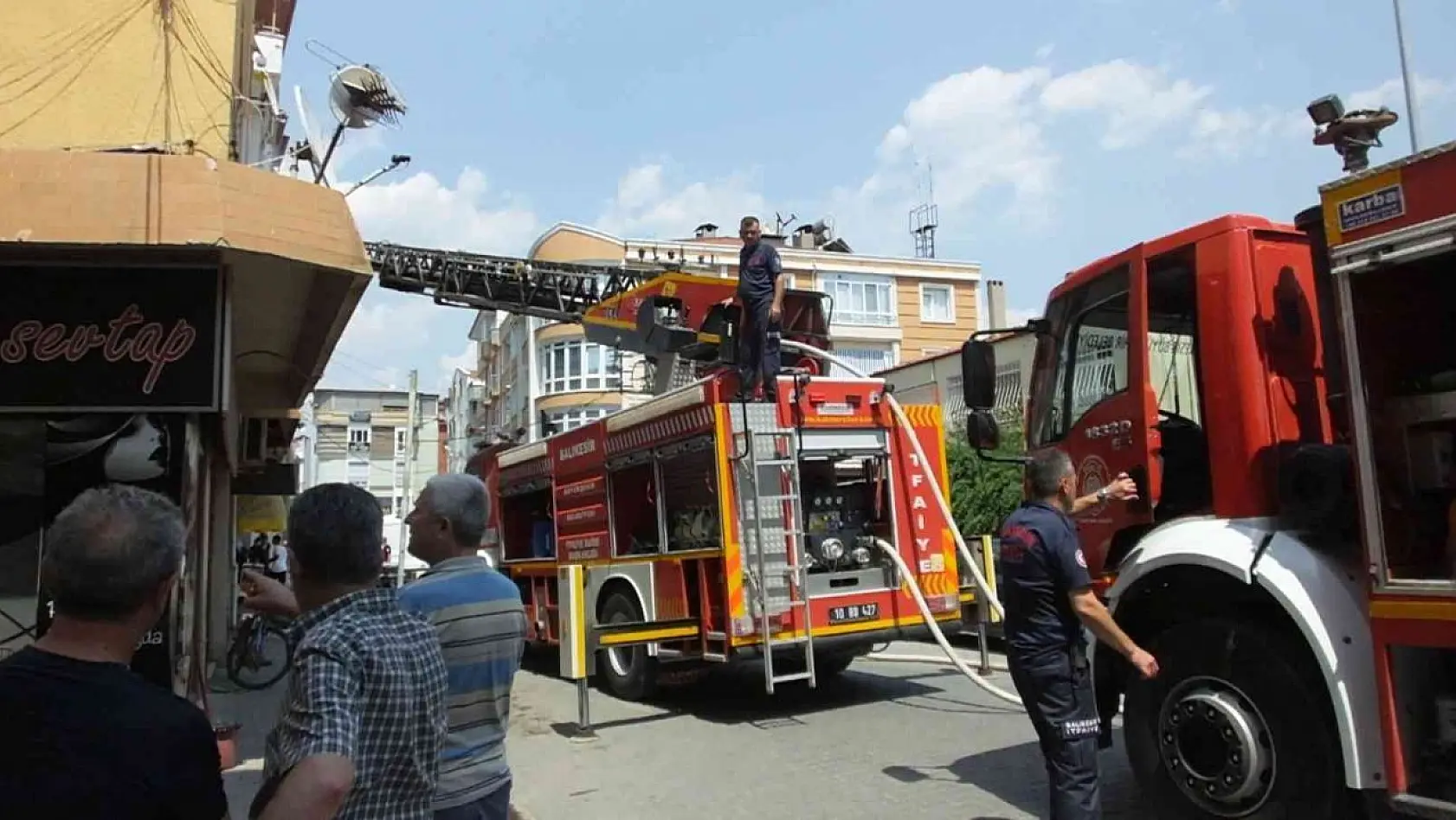 Balıkesir'de ev yangını: 1 kişi dumandan etkilendi