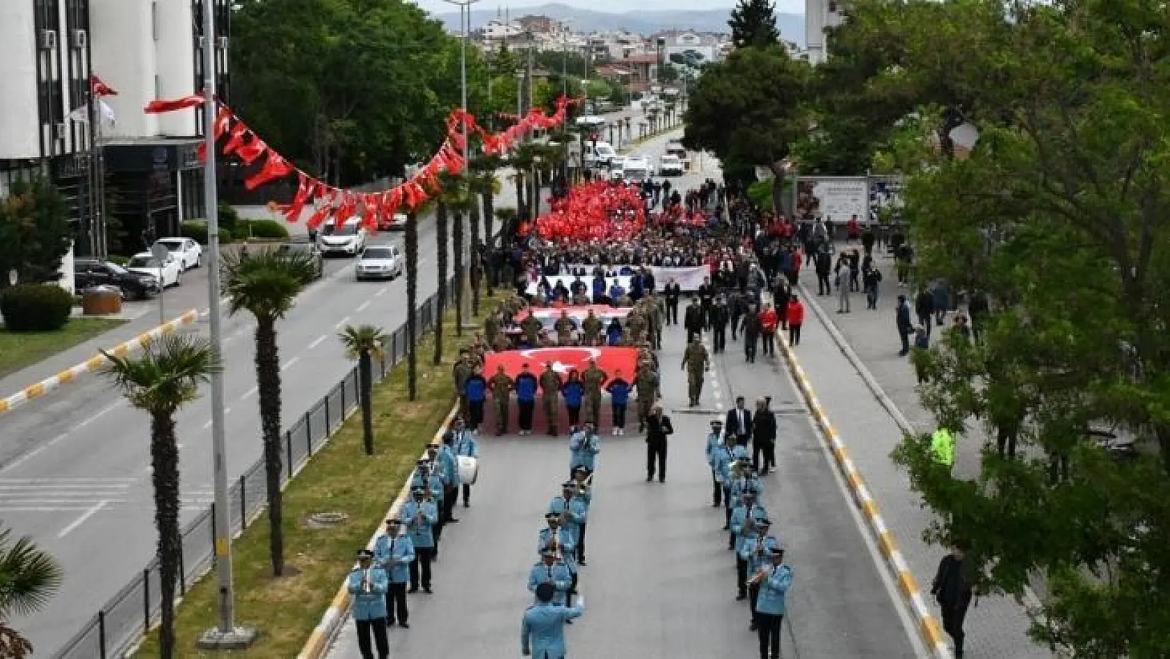 Balıkesir'de gençler 19 Mayıs'ı yürüyüşle kutladı
