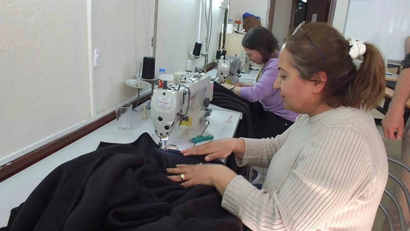 Balıkesir'de kadınlar depremzedeler için battaniye üretiyorlar