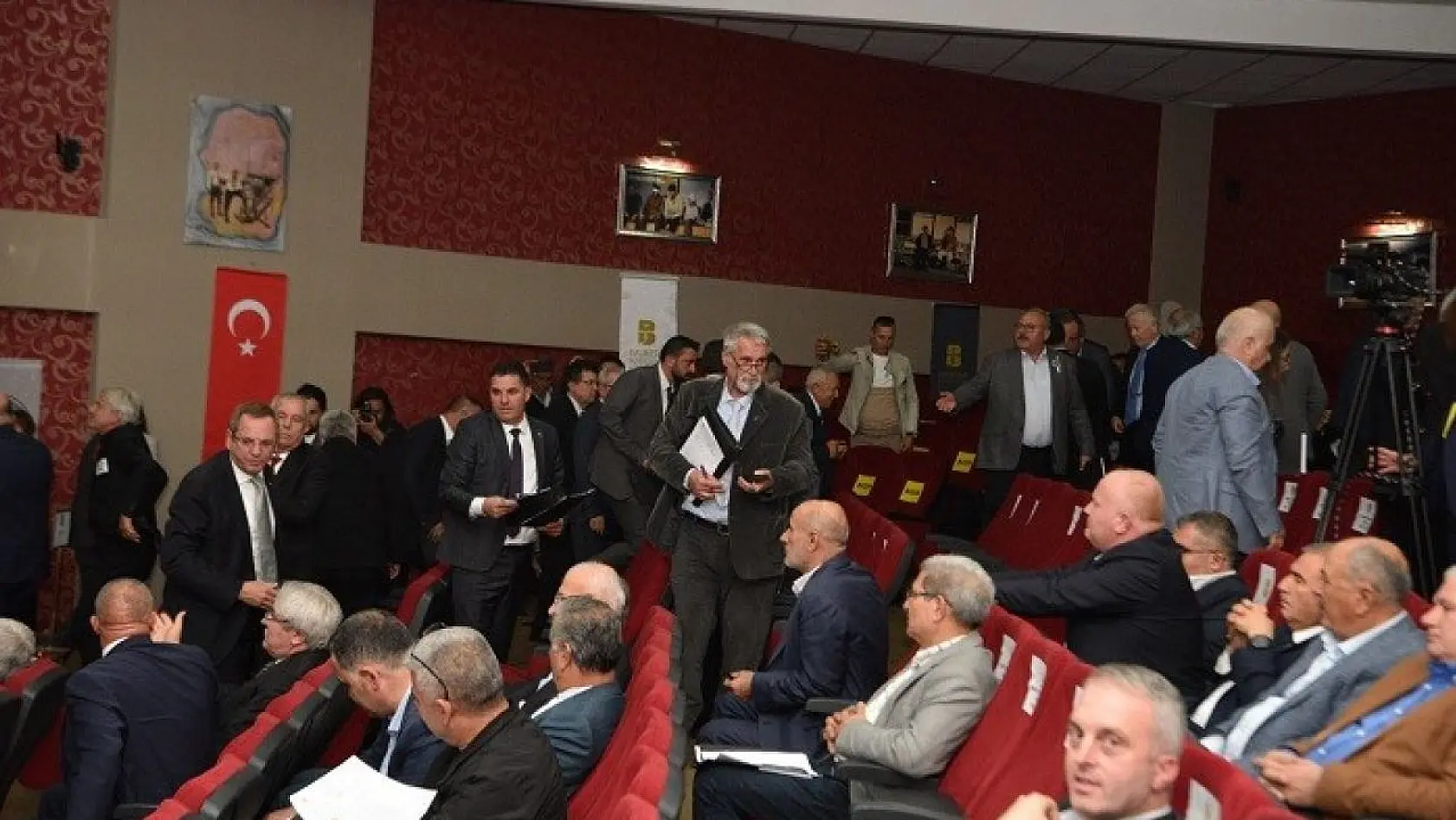 Balıkesir'de muhalefet meclisi terk etti