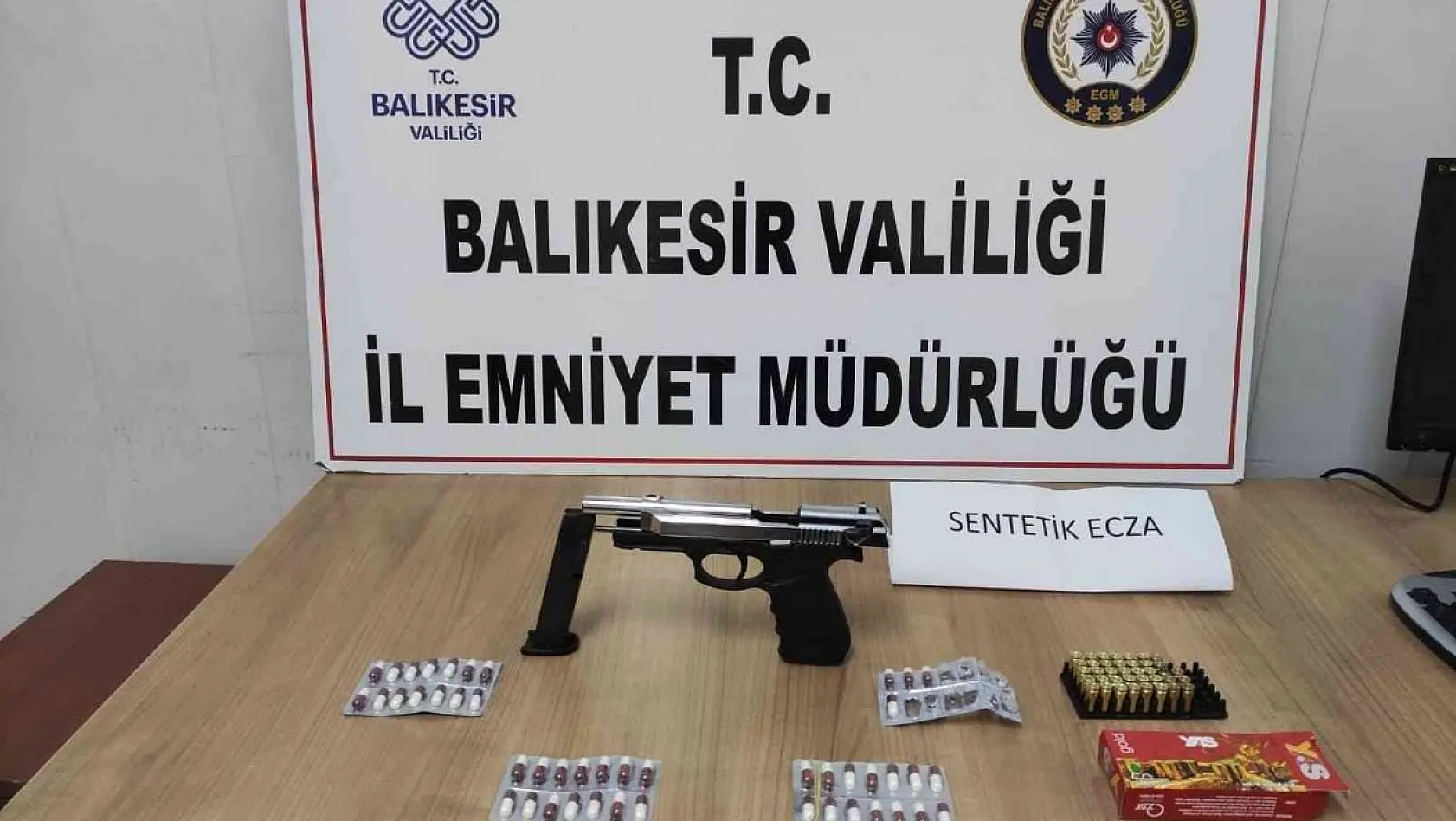 Balıkesir'de polisten uyuşturucu ve kaçak tütün operasyonu