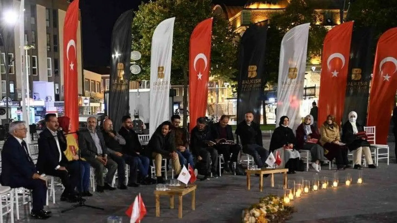 Balıkesir'de, Tarihi Cami meydanında 'Şiir' akşamları