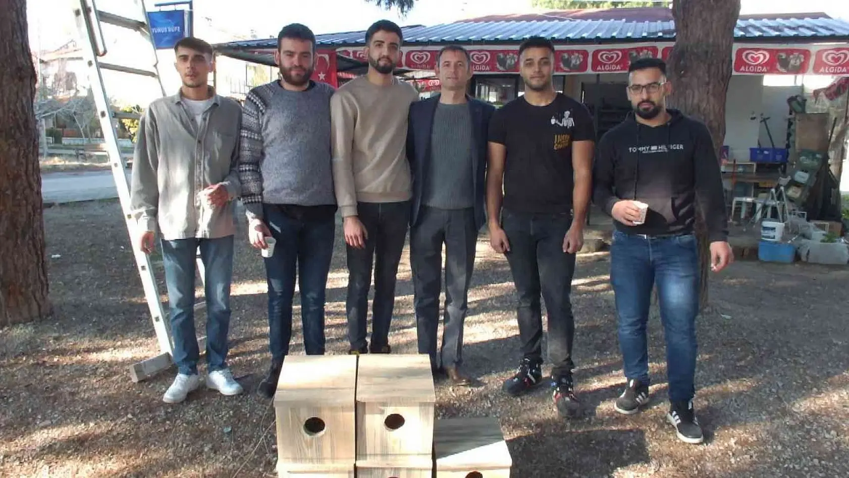 Balıkesir'de üniversiteli gençler sincaplara yuva yaptı