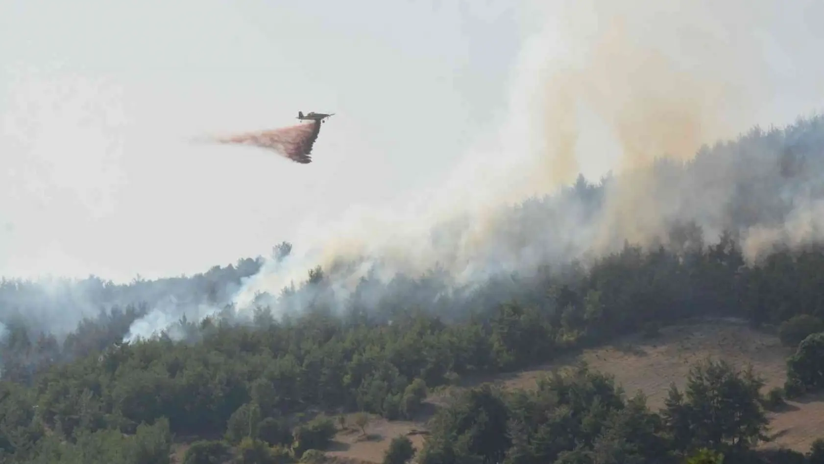 Balıkesir'de yangına havadan ve karadan müdahale sürüyor