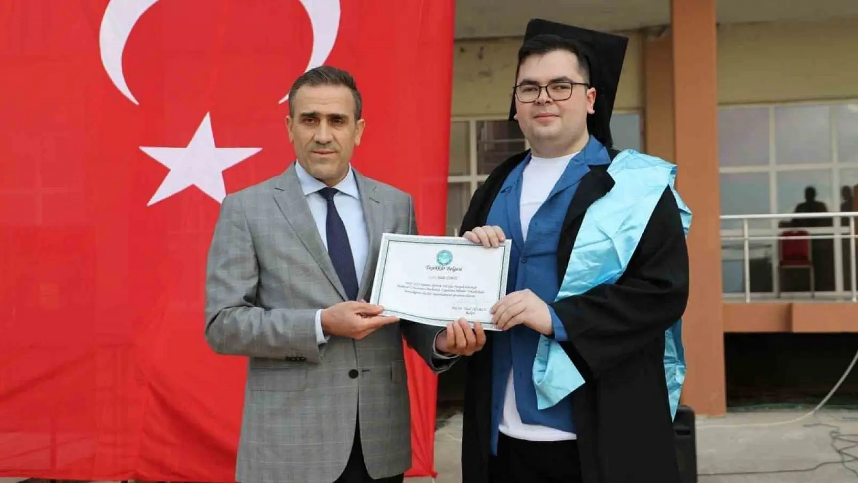 Balıkesir Üniversitesi yılın ilk mezunlarını Burhaniye'de verdi