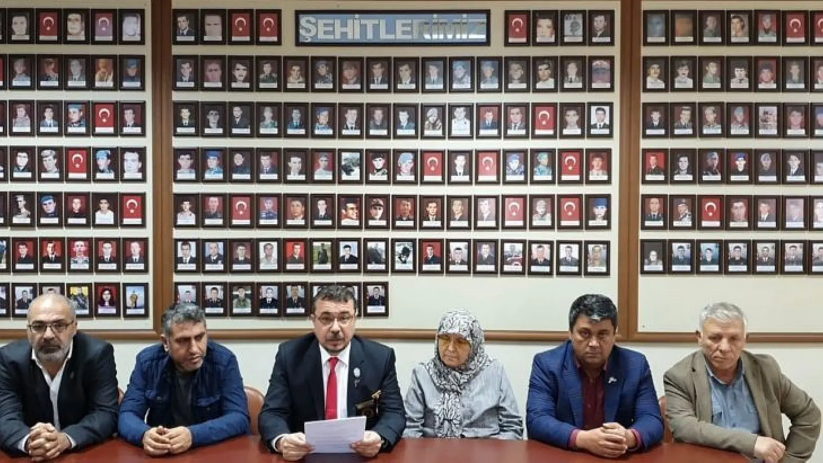 Balıkesirli şehit aileleri ve gazilerden Türkkan'a istifa çağrısı