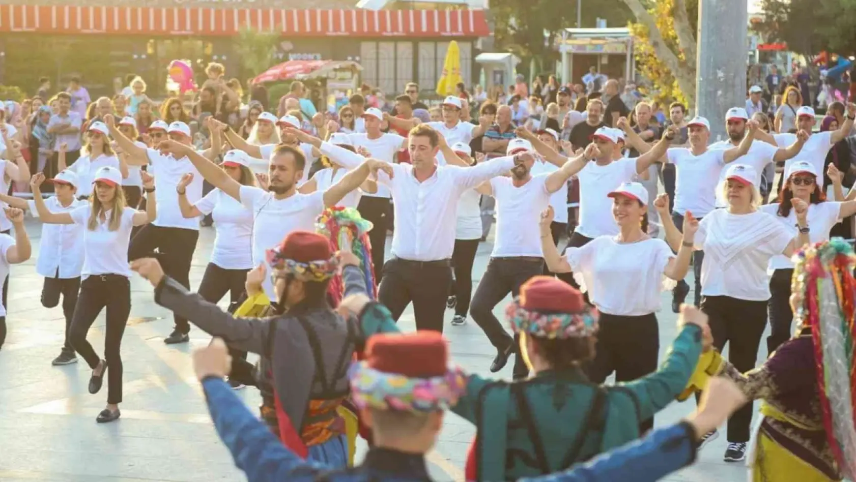 Bandırma Cumhuriyet Meydanı'nda harmandalı gösterisi
