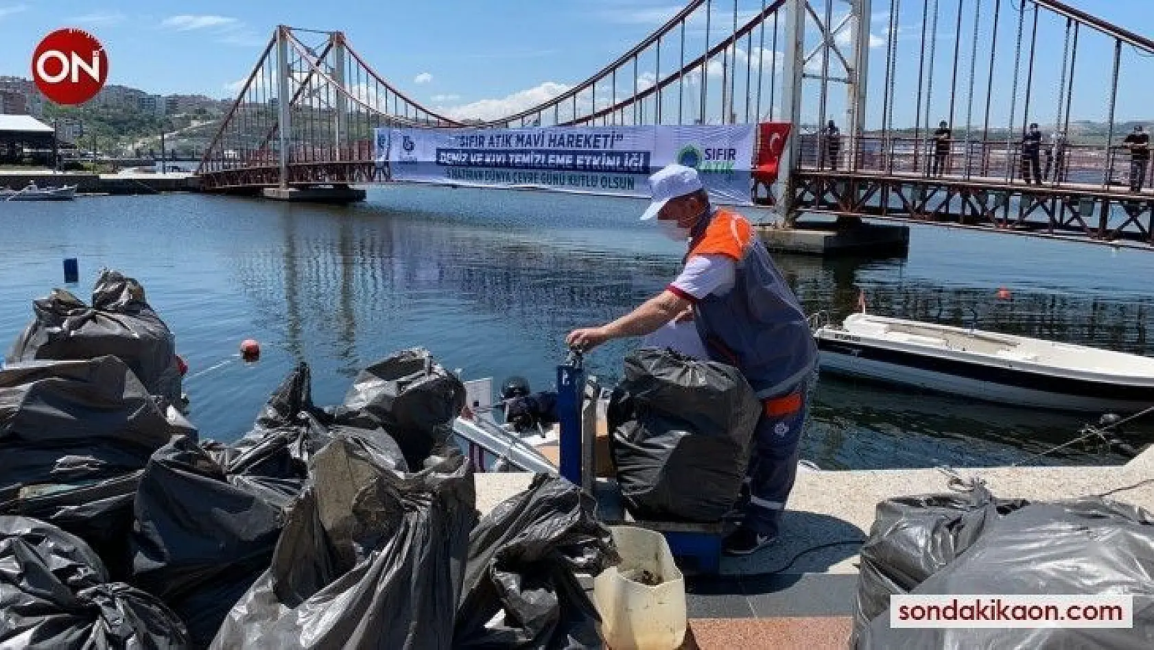 Bandırma'da 2 saatte denizden 200 torba çöp çıktı